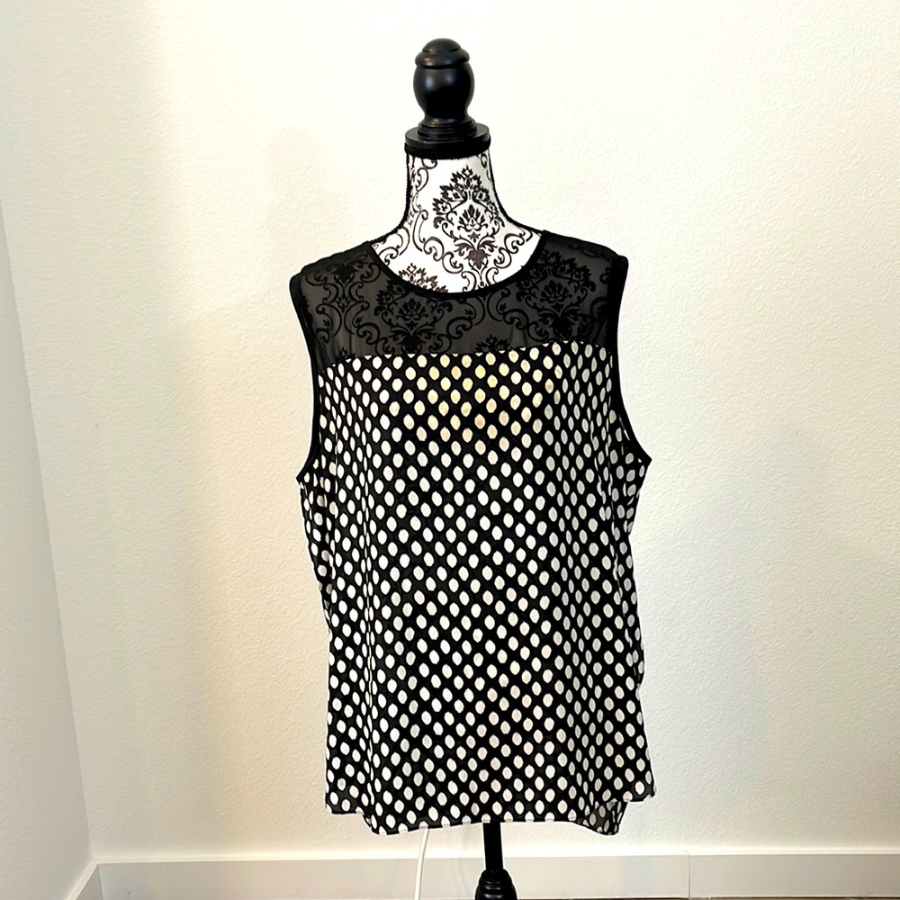 Vincent Camuto White and black polkadot sleeveless blouse